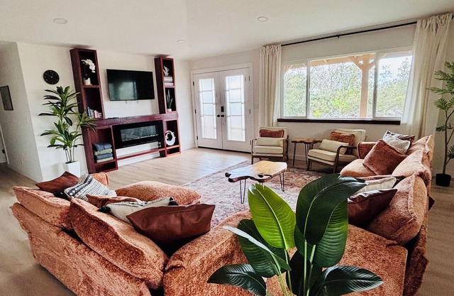 Peaceful, stylish, modern Hawaiian getaway on one acre with views and stars!