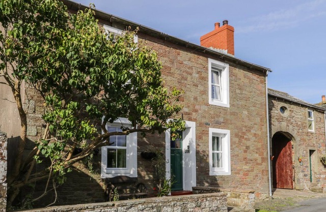 PEAR TREE FARM COTTAGE, pet friendly in Bowness-On-Solway
