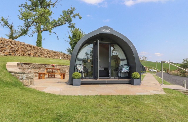 PENDLE, romantic, with a garden in Clitheroe