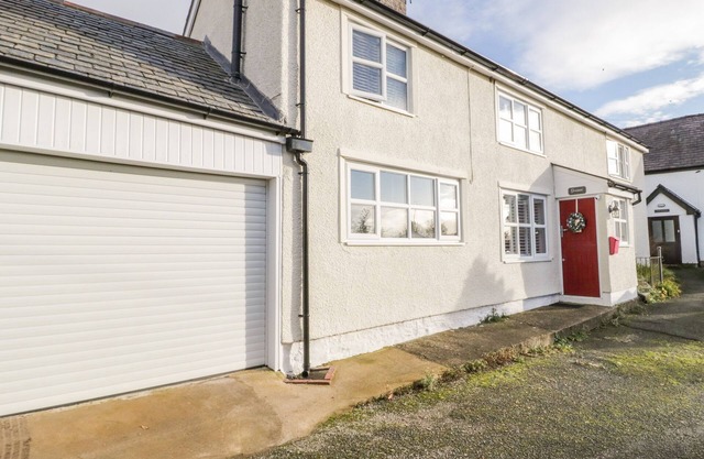 PENNANT, pet friendly, country holiday cottage in Henllan