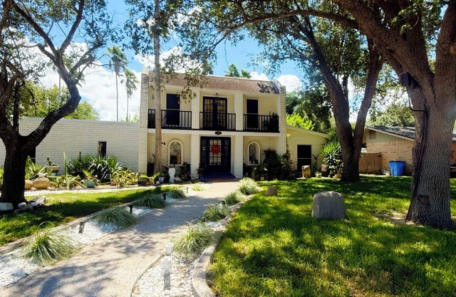 PERFECT HOME - 2 lg bedrooms, huge kitchen/living/dining/gardens/yard/hot-tub.