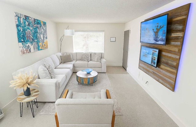 Perfect Location 2BR 5 Min Walk to Galleria Saltwater Pool