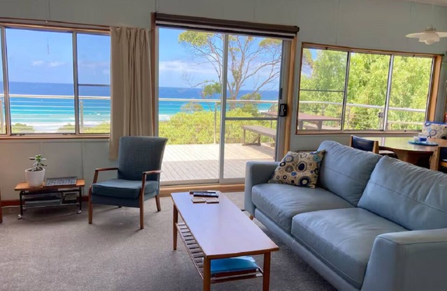 Periton Lodge ~ Charming 1950's Beach House, Stunning Ocean Views, walk to beach