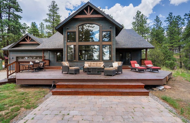 Pet Friendly, Big Deck & Forest Views!