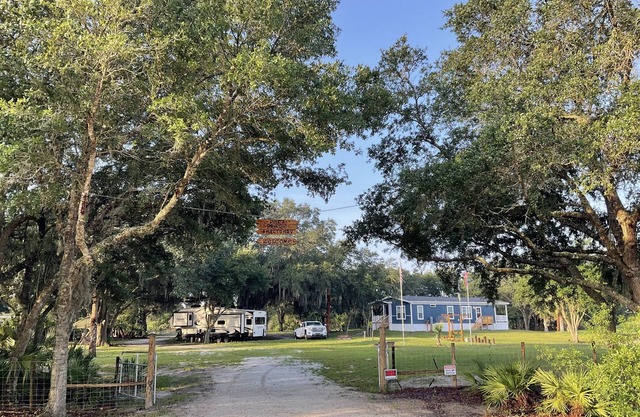 Pet friendly, fenced acres, oak hammock, and lake. Star gazing. Peaceful.