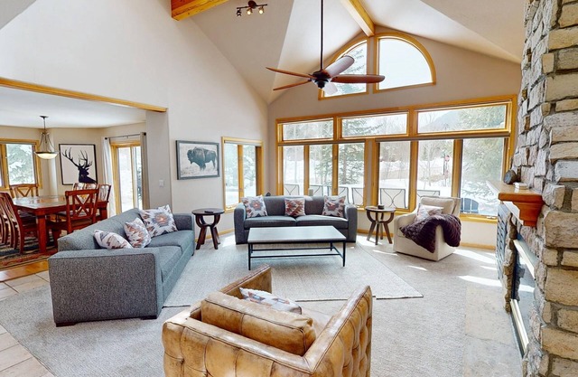 Pet Friendly, Private Hot Tub! Comfy, BIG Home. Garage. Easy Drive to Town