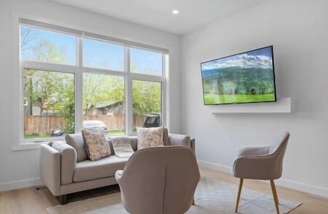 Ping Pong | King Bed | 3BR | Garage| AC | Backyard