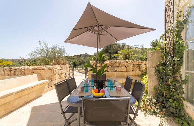 Pleasant stone house & jacuzzi St Martin, Mġarr, Malta