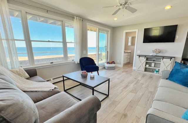 Plum Island Sunkisser: Beachfront & Views! Condo