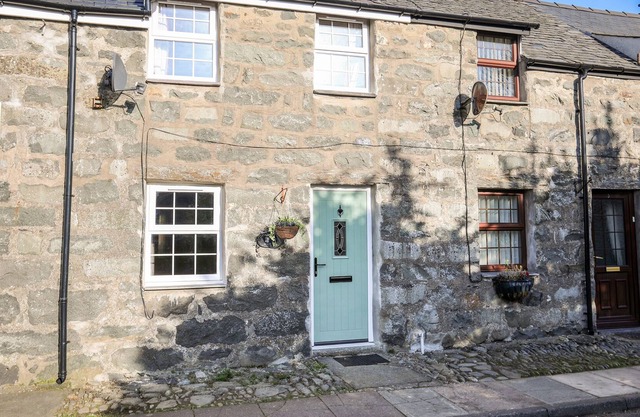 POGLES WOOD, pet friendly, character holiday cottage in Criccieth