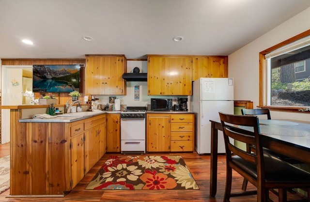 Ponderosa Paradise, GORGEOUS Studio W/Private Entrance, Walk To Town