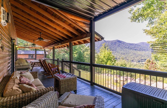 Porridge Pot - Log cabin with hot tub and arcade near Marion and Banner Elk!