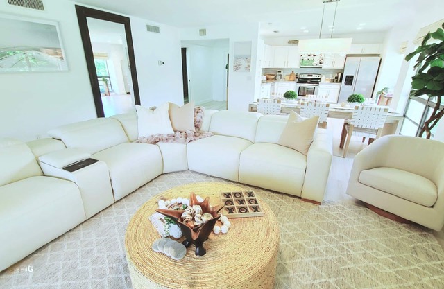 POSHPADZ Hideaway Villa 2 bed 2 bath PGA National Close to Beaches-Sleeps 5