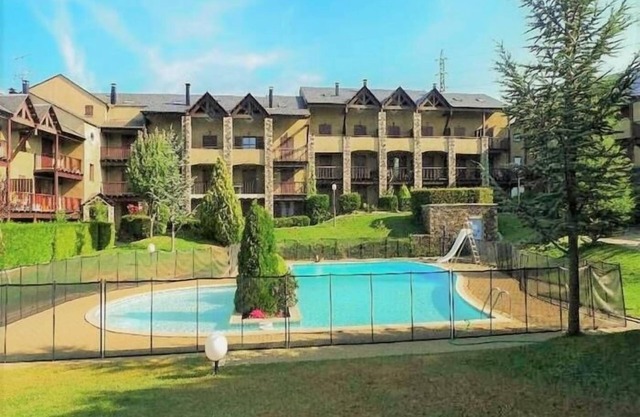 Preciosa casa con jardín y piscina