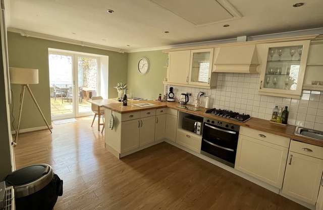 Pretty Ground Floor Cottage in beautiful Comrie. Pet-friendly.