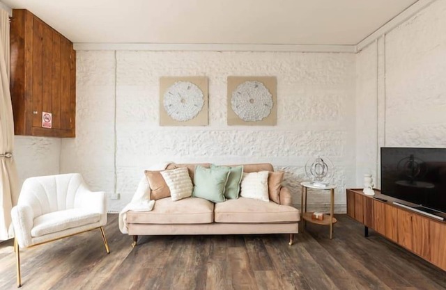 PRIMROSE - UNIQUE STAY | SLEEPS 2 | PETS ALLOWED | HOT TUB | BBQ | PATIO | WI-FI