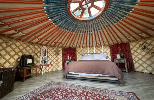 Prism Yurt | Cedar Hot Tub | 1 hr to Skiing & Mt Rainier