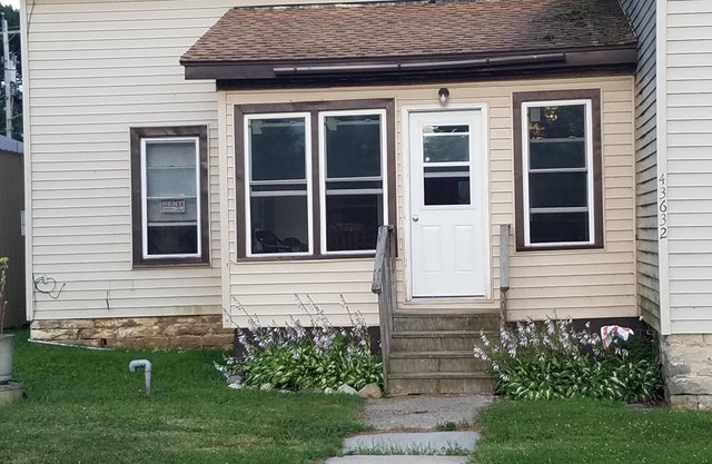 Private 5 rooms, one side of duplex, screened porch, yard space - boat parking,