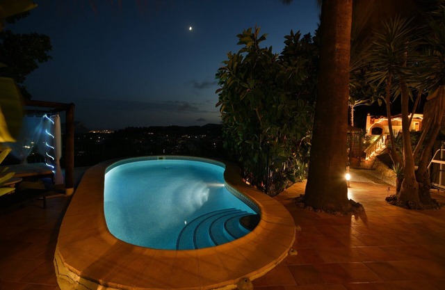 Private and secured pool, stunning sea views, wifi, near the sea, summer kitchen