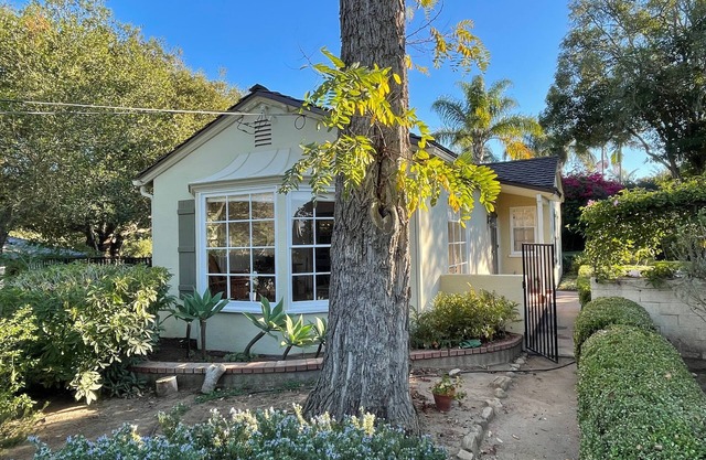 Private Cottage w Glorious Views on the Riviera - 10 minute drive to downtown