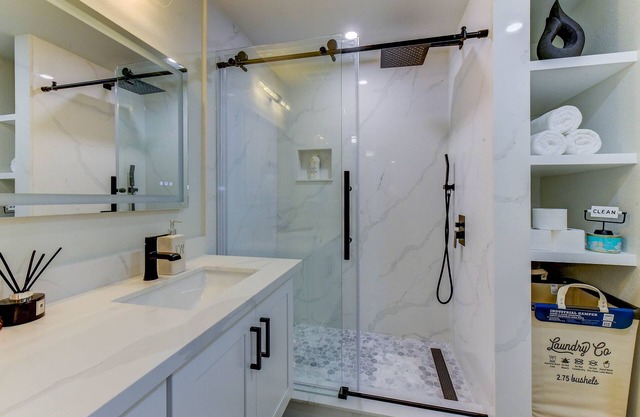 Private Deluxe Suite! Prime Location: MS, Redmond, Bellevue, lakes, shops,Costco