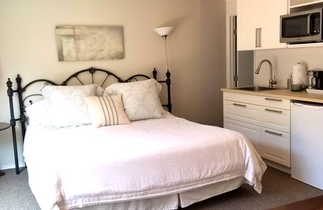 Private Entrance Studio on Serene Crest Canyon with Kitchenette and King Bed