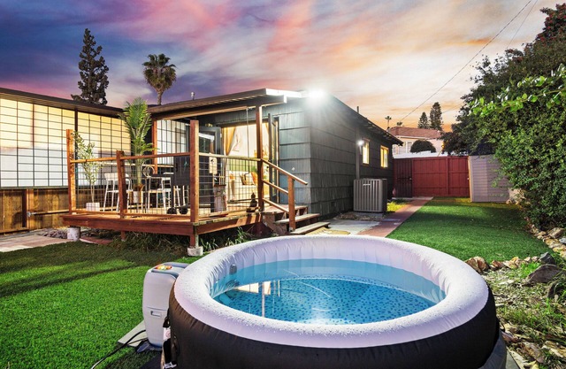 Private Home w King Bed, Hot Tub, Parking 1BR/1Bth