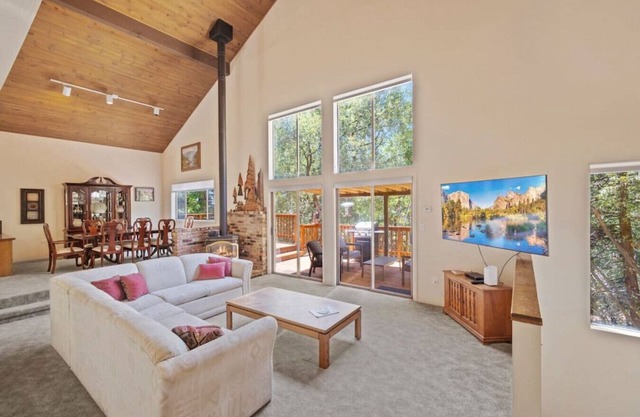 Private, huge comfy cabin/Great location.