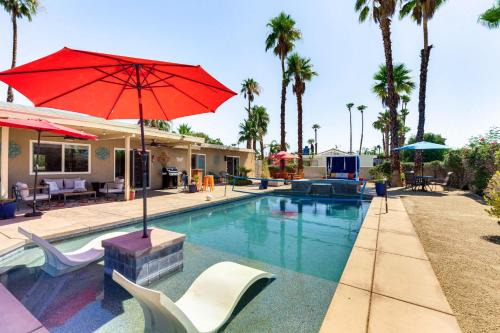 Private Pool and Putting Green Palm Springs Home!