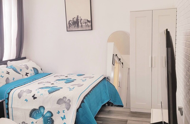 Private, Quiet, Cozy Studio Guesthouse with 75" TV WiFi etc. In Watertown.