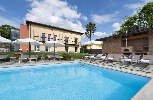 Private Villa with private pool, WIFI, A/C, TV, patio, pets allowed, panoramic view, close to Alba