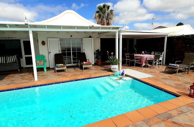 PRIVATE VILLA WITH POOL, WIFI, SEA VIEWS, WELCOME FOODPACK, POOL TOWELS.