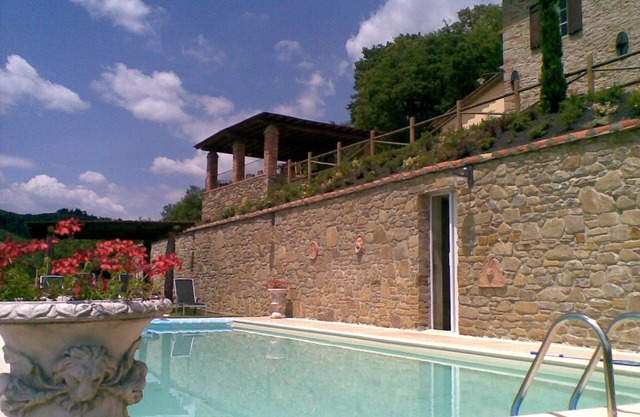 Private Villa with WIFI, A/C, private pool, hot tub, TV, patio, panoramic view, close to Arezzo