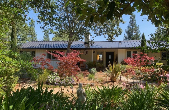 Private Wine Country Retreat with Views, Large Deck & Spa