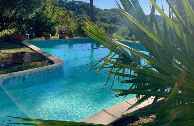 Provencal manor house & large pool,15 min from Aix-en-Provence, 20 min from sea