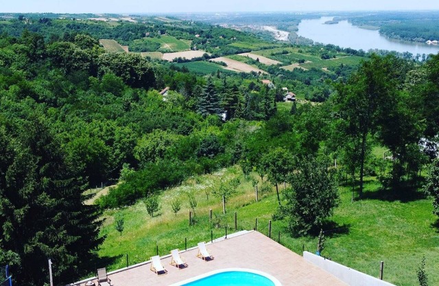 Pruža jedinstveno iskustvo koje kombinuje prirodnu lepotu, luksuz i opuštanje.