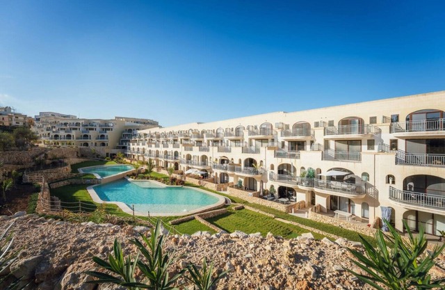 Qala Skyview Penthouse – Pool, Sunsets & BBQ Area