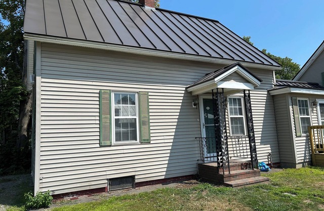 Quaint apartment with AC 2 blocks from downtown shopping, restaurants & river