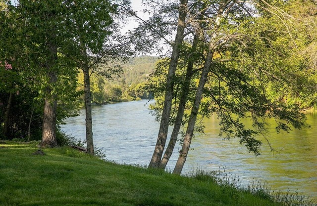 Quaint cottage on the beautiful Rogue River!