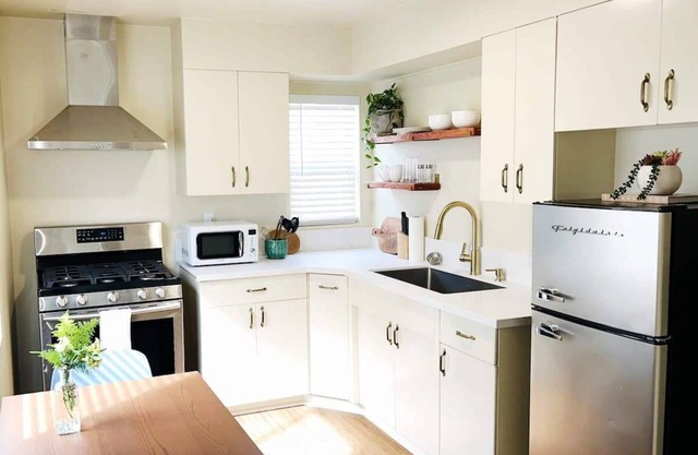 Quaint, Peaceful Garden Studio!