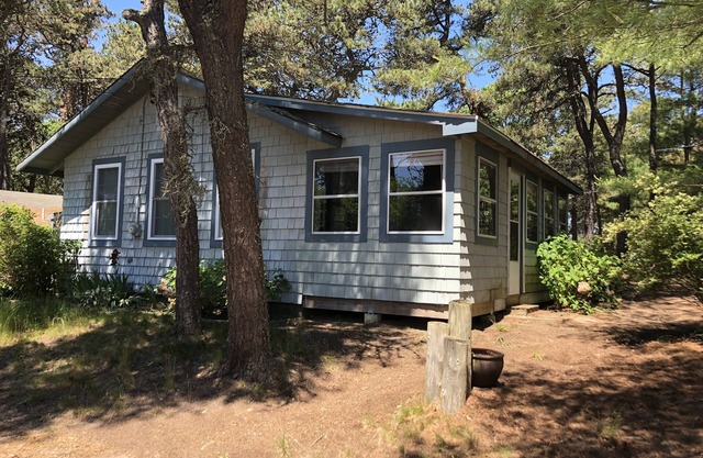 Quaint Two Bedroom Lakeside Cottage #18 with Screened-in Porch in Chatham