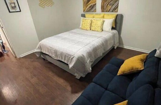 Quaint Upscale 2BR Townhouse in the Galleria area