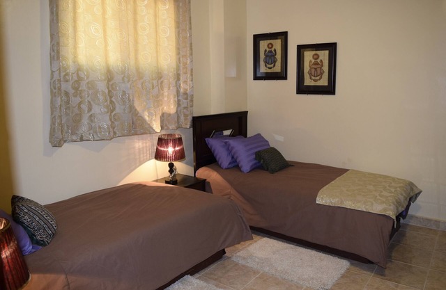 Queen Nefertiti Room (Pyramids Overlook Inn)