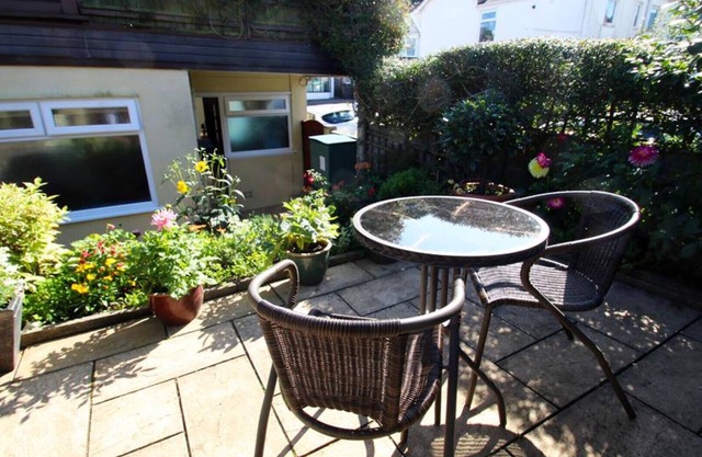 Queens Road Studio - One Bedroom Apartment, Sleeps 2