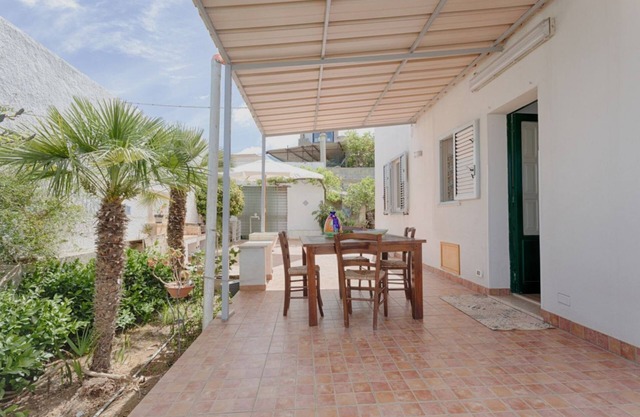 Quiet 107 sqm apartment with independent entrance, perfect for 4 people, located on the ground floor of a renovated building (NOT suitable for disabled people). The apartment is located in Misiliscemi and boasts a splendid view of the Egadi islands. It i