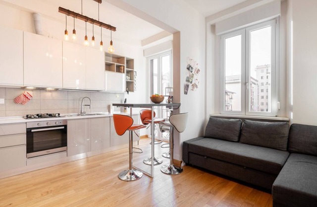 Quiet and cozy 60 sqm apartment, for 4 people, located on the 3rd floor of a period building in good condition with lift (NOT suitable for disabled people - some steps to access it). The property is located in San Jacopino/Doni district, a quiet area, fu