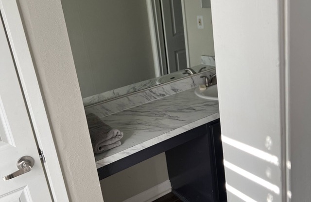 Quiet area with pool and gym in the area . Mall is 10 minutes away