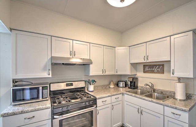 Quiet & Comfortable 2 Bed Corporate Near 80/94 A Richard St Main Floor