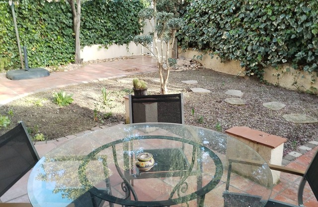 Quiet garden level close to town center.