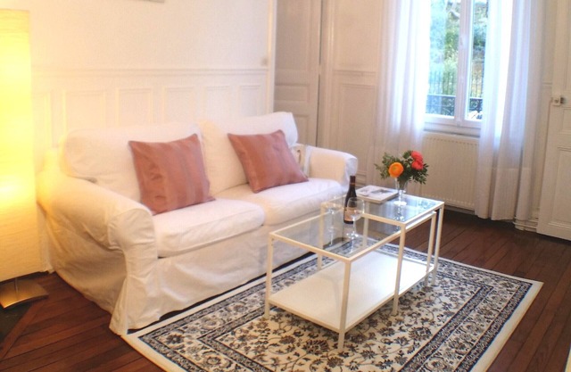 Quiet, newly decorated apartment in Paris left bank, right at the park